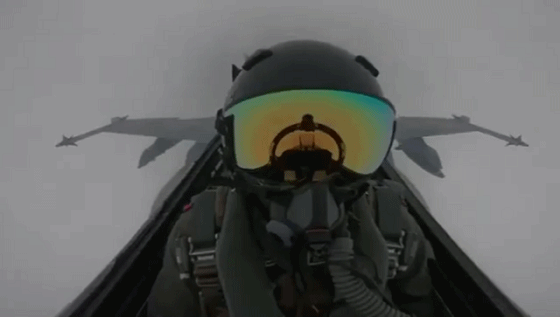 闪电击中F/A-18大黄蜂战斗机 图源:今日俄罗斯