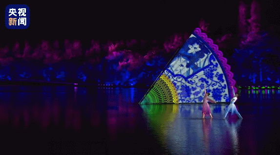 △2016年，G20杭州峰会文艺晚会《最忆是杭州》，背景中“折扇”展开的画面