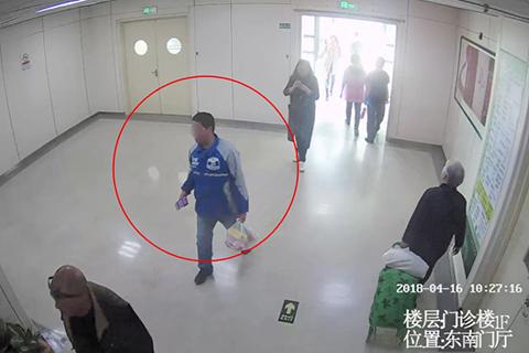 视频监控中,赵某正在配送外卖