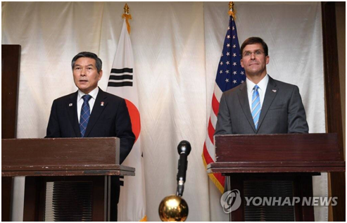 (11月17日,在泰国曼谷,郑景斗与马克·埃斯珀共同会见记者介绍双边会谈结果。 图源:韩联社)