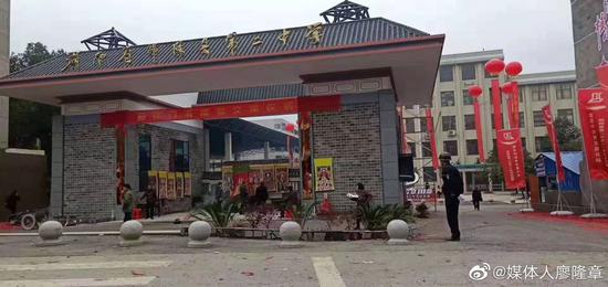 网传邵阳县二中新校门内开办法事 来源:微博网友