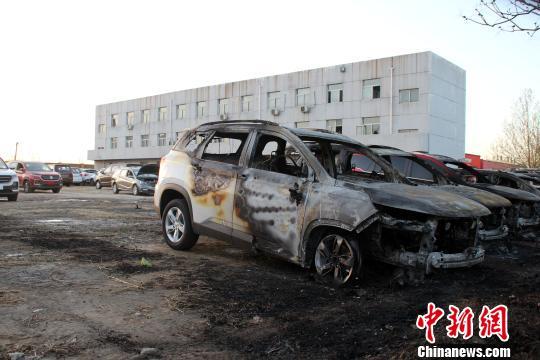 火灾现场被烧毁的部分汽车。 赵庆斌 摄