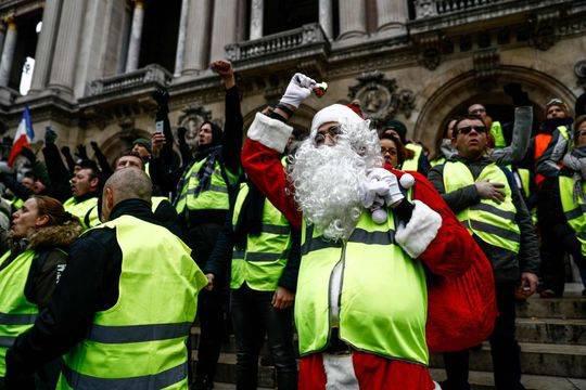 一名装扮成圣诞老人的男子加入抗议者的行列。AFP