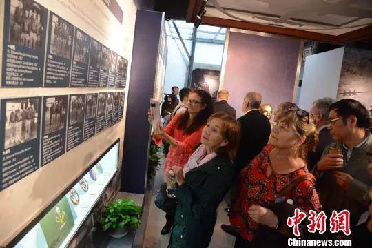 ▲资料图片：杜立特突袭者子女协会成员观看杜立特行动纪念馆馆内藏品。