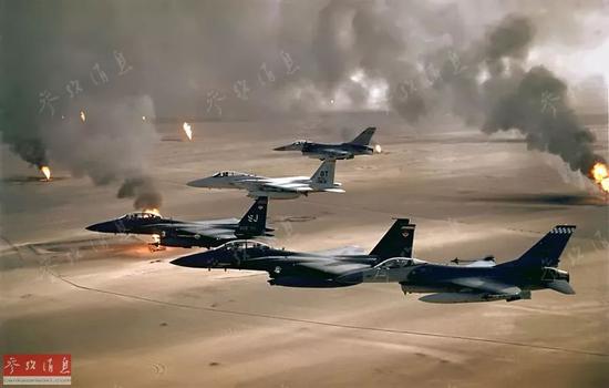 图为多国联军F-15/F-16战斗机混合编队对伊军实施空中打击，伊军必须想法“调虎离山”，才有机会在地面战中寻求突破