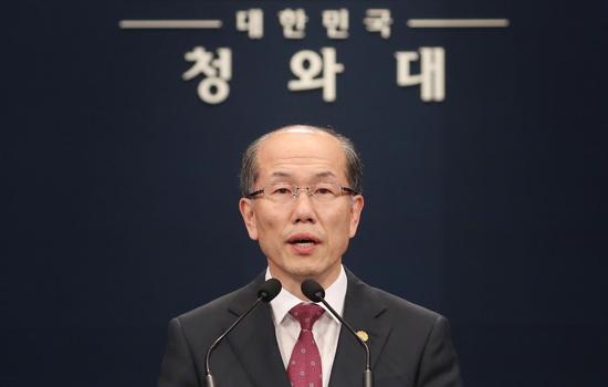 22日，青瓦台官员宣布推迟终止韩日军情协定。（韩媒《世界日报》）