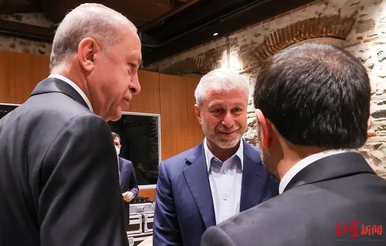 ▲29日，土耳其总统埃尔多安、土耳其外交部长恰武什奥卢和阿布拉莫维奇在多尔玛巴赫切宫