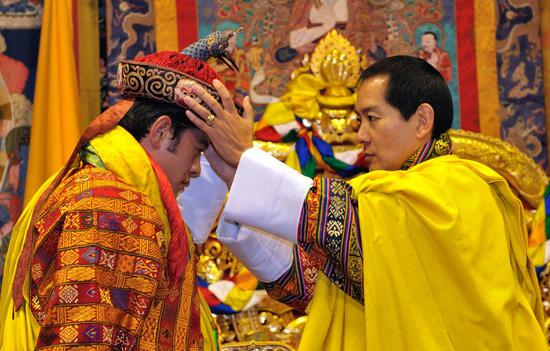 2006年，吉格梅·辛格·旺楚克（右）把王位让位予其子。图自不丹政府
