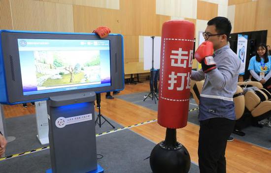 2018年10月10日，北京，市心理健康体验周活动在中国科学技术馆拉开序幕。图为观众体验智能反馈击打宣泄系统。 视觉中国 图