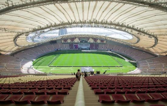资料图：卡塔尔世界杯的举办地之一——哈里发体育场内景。新华社发（尼库摄）