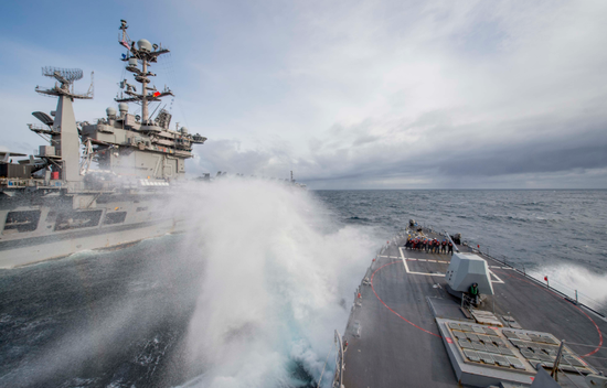 2018年9月19日,阿利伯克级导弹驱逐舰法拉古号(DDG 99)与尼米兹级航空母舰“杜鲁门”号(CVN 75)在海上进走补给。“杜鲁门”回去以后,法拉格特现在仍在美国第6舰队辖区战备执勤