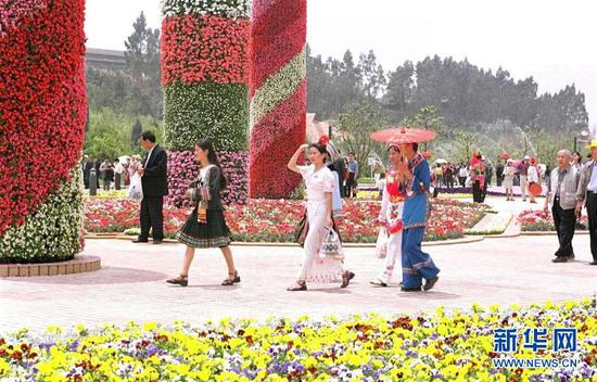 1999年5月1日，昆明世园会正式开园。这是参观者在昆明世园会游览。  新华社记者 王长山 摄