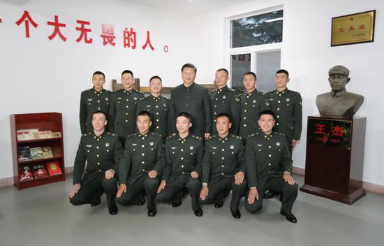 2017年12月13日，习近平到第71集团军视察。这是习近平同“王杰班”战士合影。