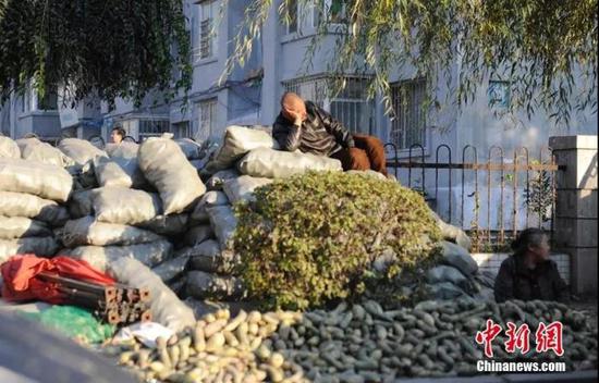 两节将至：猪肉价格连降三周 冬储菜卖“白菜价