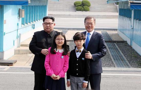 向金正恩献花的两个小孩,来自大成洞村小学。(韩联社)