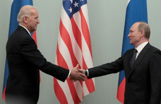 2011年3月10日，在莫斯科举行的会议上，普京（右）和时任美国副总统拜登握手。来源：NBC news