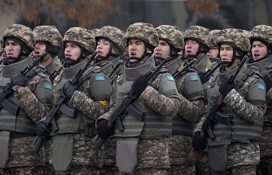 当地时间2022年1月13日，哈萨克斯坦阿拉木图，集安组织维和部队参加仪式，开始从哈萨克斯坦撤离。