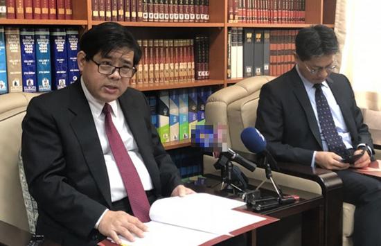 台当局"外交部"北美司司长陈立国(左)与"外交部"发言人李宪章举行记者