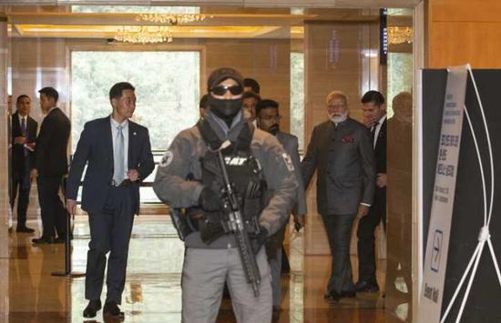 韩总统警卫持枪执勤引争议青瓦台常规警卫方式