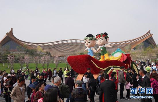 4月29日，花车巡游经过北京世园会中国馆。  新华社记者 王毓国 摄