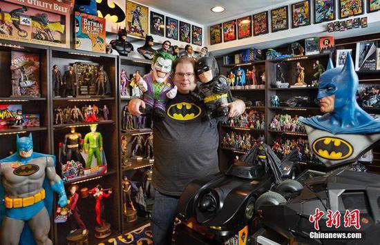 美国佐治亚州的布拉德·拉德那（Brad Ladner）自1988年《蝙蝠侠：家庭之死》发售时开始收集蝙蝠侠周边，收藏8226个蝙蝠侠有关纪念品。吉尼斯世界纪录官方供图