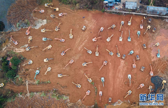 大型机械在武汉火神山医院建设工地施工（1月24日摄，无人机照片）。 新华社记者 肖艺九 摄