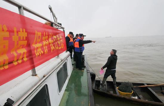 2019年3月1日，在长江安庆江豚自然保护区水域，渔政与公安部门工作人员进行联合执法。新华社发（黄有安 摄）