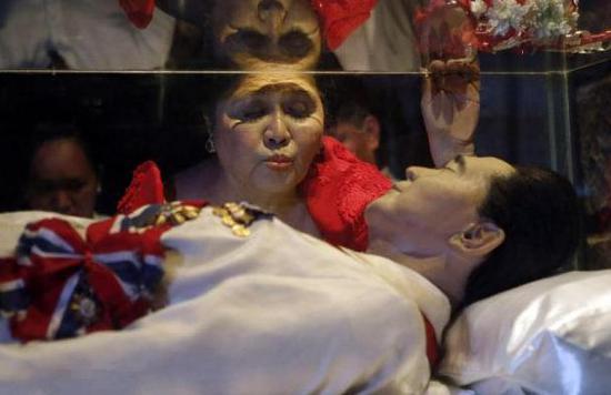 2014年，伊美黛在自己85岁生日亲吻马科斯水晶棺