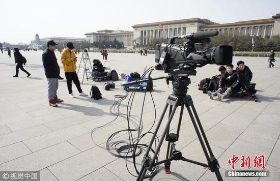 2月28日，北京天安门广场，技术人员加紧调试检测5G网络信号。今年全国两会将在人民大会堂、天安门广场、两会新闻中心首次实现5G网络全覆盖。张居生 摄 图片来源：视觉中国