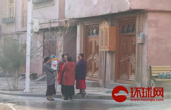 ▲喀什老城，在街角聊天的家庭主妇们