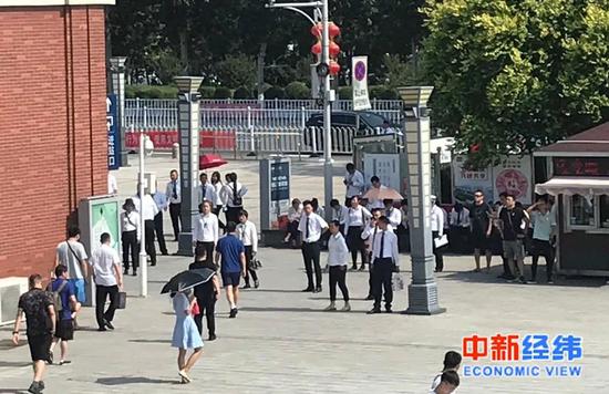 ▲置业顾问在武清高铁站揽客 中新经纬 薛宇飞 摄