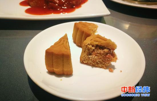 北京某素食餐厅“素叉烧”月饼 中新经纬 张燕征 摄