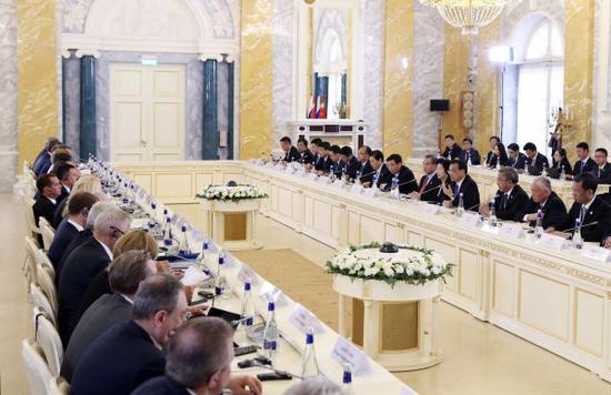 9月17日，国务院总理李克强在圣彼得堡同俄罗斯总理梅德韦杰夫共同主持中俄总理第二十四次定期会晤。（新华社）