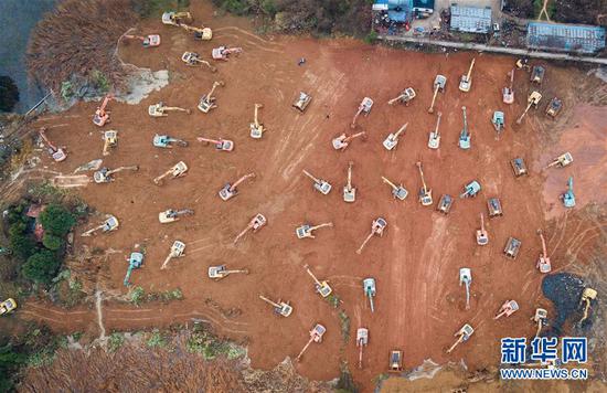  1月24日，在武汉蔡甸火神山医院建设工地，大型机械加紧施工（无人机照片。新华社记者 肖艺九 摄