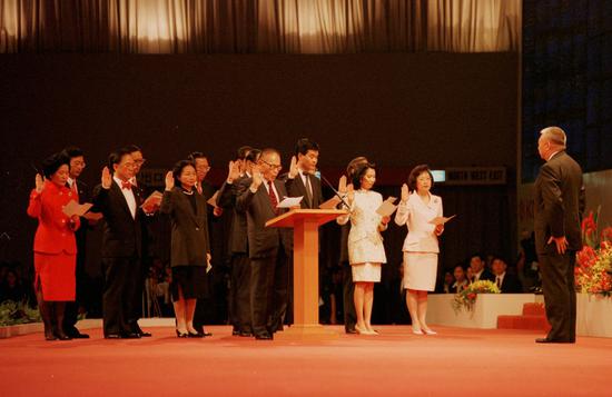 钟士元（前中）曾在香港特区政府成立典礼上宣誓（图片来源：香港01）