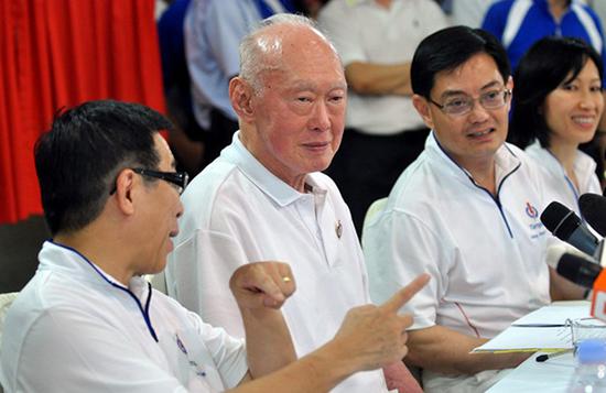 王瑞杰2011年参加新加坡大选时，时任内阁资政李光耀为他助选。