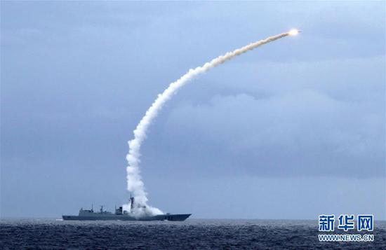 2010年7月26日，参加某实战化对抗训练的海口舰发射对空导弹拦截来袭目标（资料照片）。新华社发（李章龙 摄）