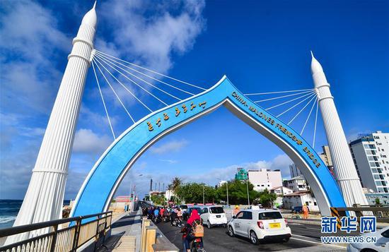 2018年10月2日，车辆从由中国援建、连接马尔代夫首都马累和机场岛的中马友谊大桥桥头拱门穿过。 新华社发（杜才良 摄）