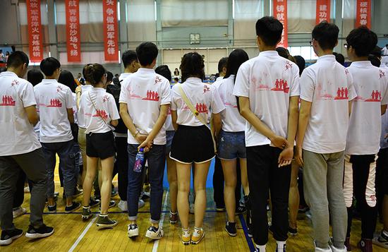 大学生身穿“强军梦”主题服装。