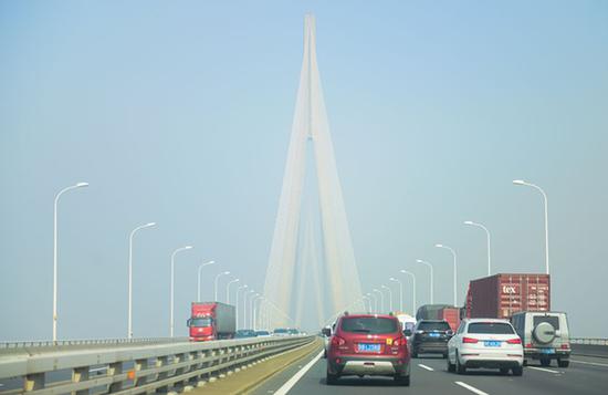 图为苏通长江公路大桥。视觉中国 图