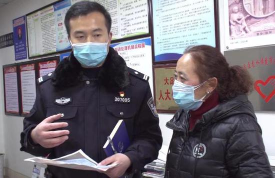 大足区公安局龙水派出所教导员陈治伟在防疫空隙期间寻找寻亲线索。