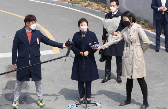 韩候任总统尹锡悦拜会前总统朴槿惠