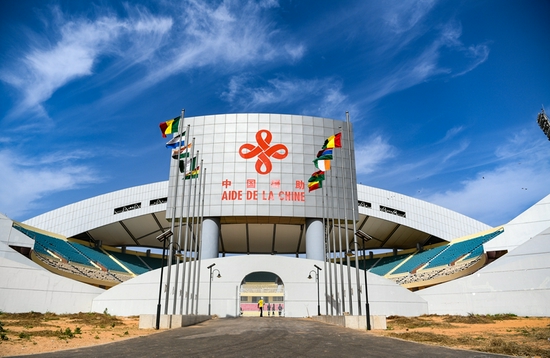 ↑ 这是2021年11月21日拍摄的中国在塞内加尔规模最大的援助项目——塞内加尔竞技摔跤场。