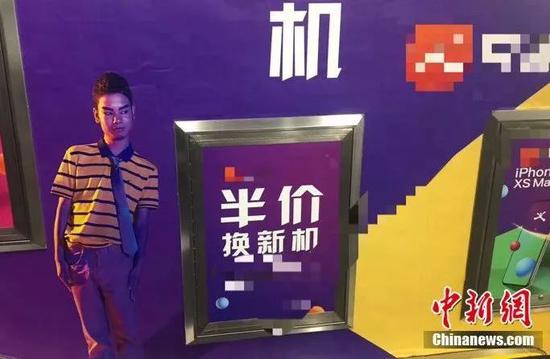 地铁站内，吴正强为某app代言广告。资料图