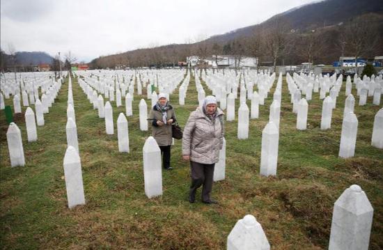 斯雷布雷尼察的种族灭绝的一处遇难者墓地。（图：路透）