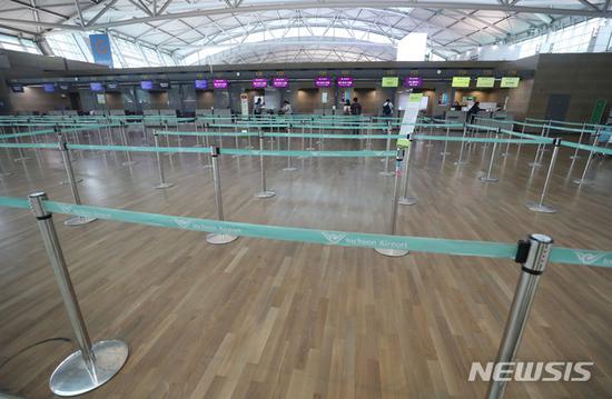 韩国仁川机场，办理赴日航班手续的乘客寥寥无几（纽西斯通讯社）