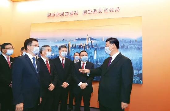 2020年10月14日,深圳经济特区建立40周年庆祝大会在广东省深圳市隆重举行。中共中央总书记、国家主席、中央军委主席习近平在会上发表重要讲话。这是当天上午,习近平等参观“从先行先试到先行示范——庆祝深圳经济特区建立40周年展览”。新华社记者 鞠鹏/摄