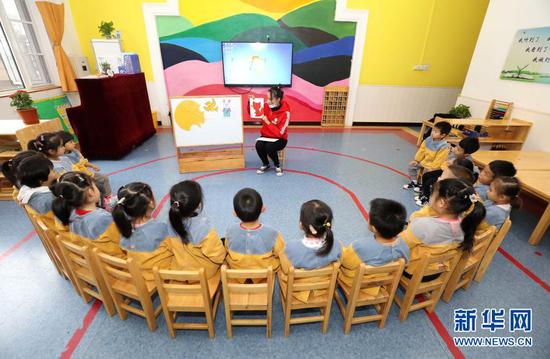 在石家庄市新华区一家幼儿园,孩子们在上识图讲故事课程(2020年11月18日摄)。新华社发(梁子栋 摄)