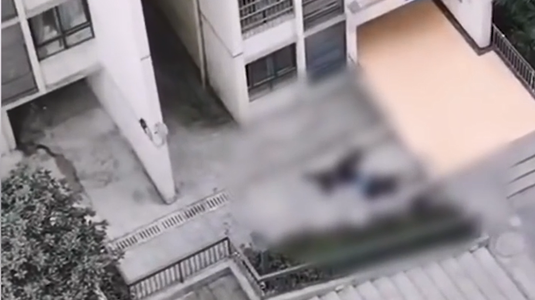 视频-重庆一男子跳楼砸中路人 目击者：两人死亡