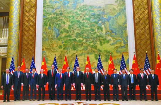 15日，中美第六轮经贸高级别磋商在北京结束。图为磋商结束后双方团队一起合影留念。